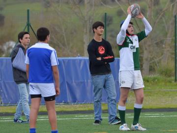 Captain Silva throws in to line-out, with travelling wounded Miranda and Sarmento looking on.